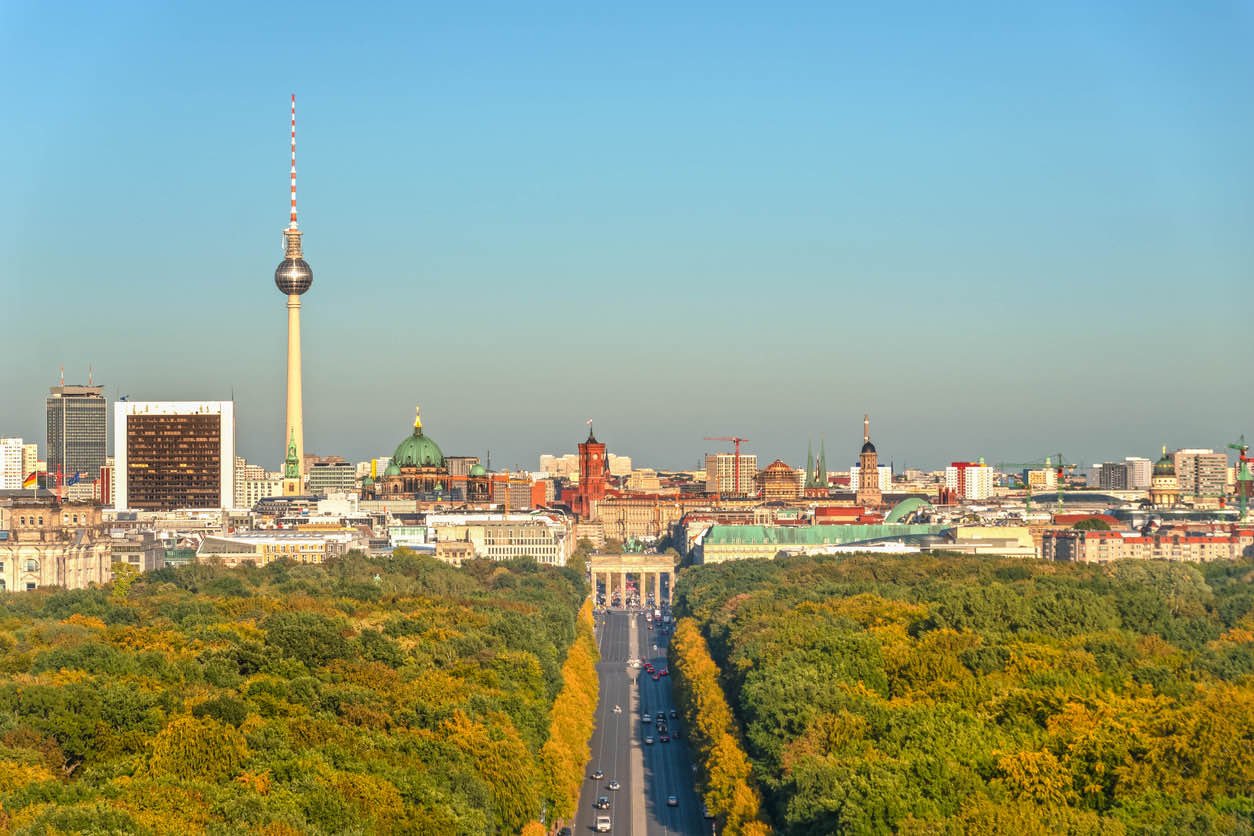 Blick vom Tiergarten über Berlin nach Osten: Brandenburger Tor, Berliner Dom und Fernsehturm