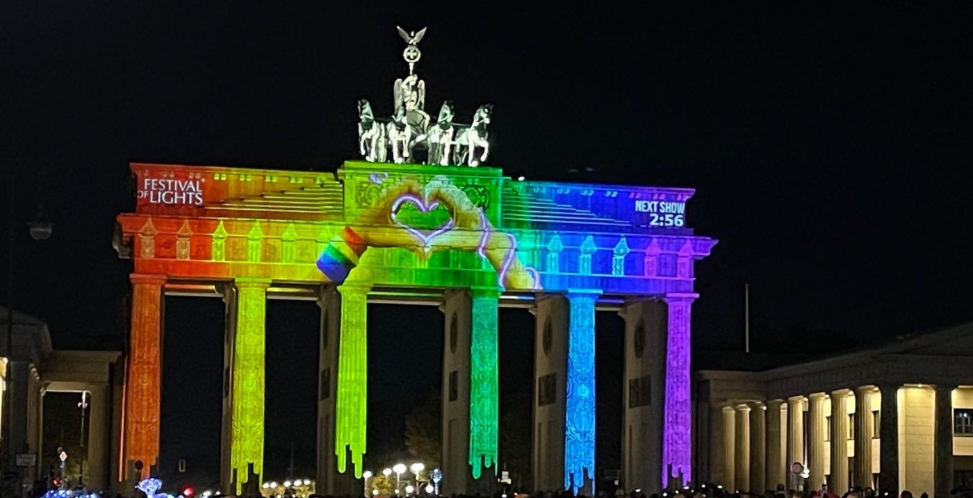 Das Brandenburger Tor beim Festival of Lights, in Regenbogenfarben angestrahlt